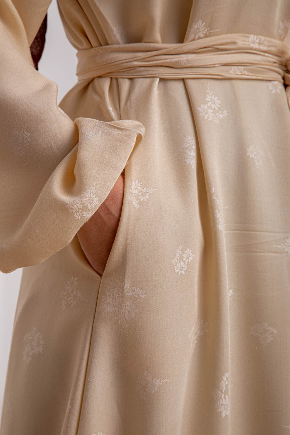 Nadra Jacquard Floral Pattern Robe Crème