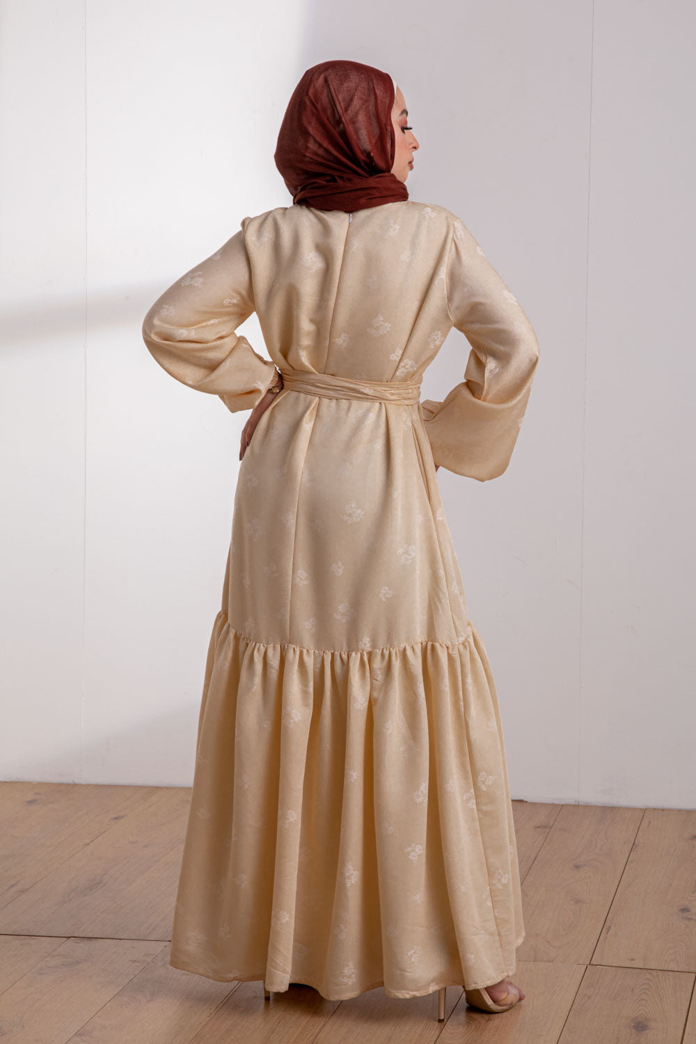 Nadra Jacquard-Blumenmuster-Creme-Kleid
